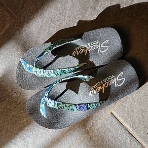 Skechers Yoga Foam flip flops, size 6